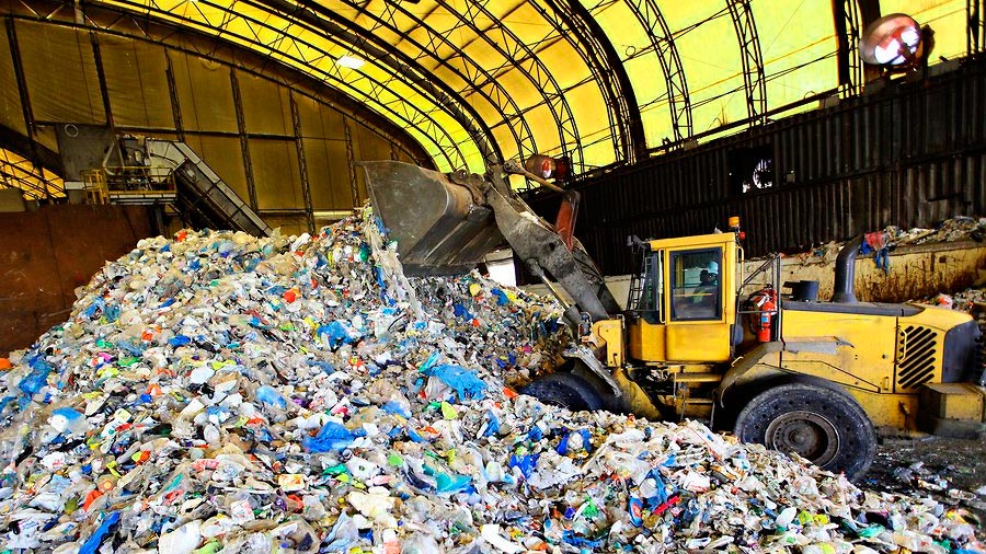 Мусорная реформа: перерабатывать или запрещать пластик?